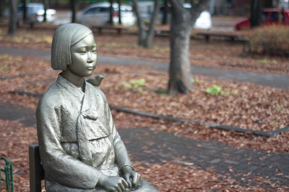 Statue représentant les femmes de réconfort devant l'ambassade du Japon à Séoul